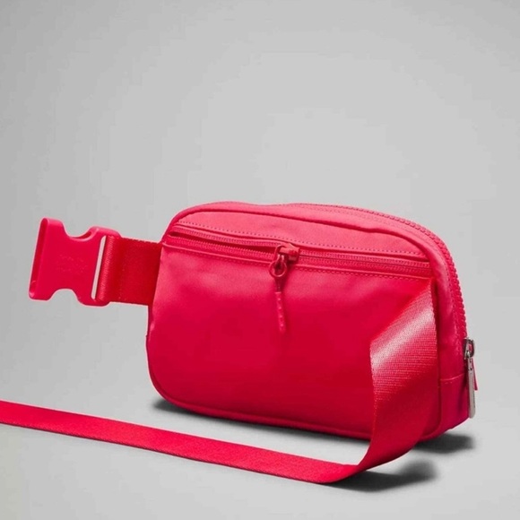 โจNWT๐ Lip Gloss Lululemon Everywhere Belt Bag 1L - Picture 5 of 6
